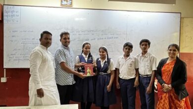 शाळांना शिवचरित्र भेट देत कर्वेनगरमधील मोरया मित्र मंडळाकडून शिवजयंती साजरी..