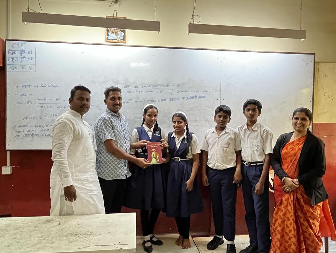 शाळांना शिवचरित्र भेट देत कर्वेनगरमधील मोरया मित्र मंडळाकडून शिवजयंती साजरी.. शाळांना शिवचरित्र भेट देत कर्वेनगरमधील मोरया मित्र मंडळाकडून शिवजयंती साजरी..