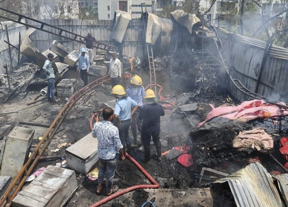 कोथरूडमध्ये तुळजाभवानी मंदिर टेकडीवर गोडाऊनला भीषण आग..