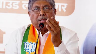 तोंडात साखर, डोक्यावर बर्फ आणि पायाला भिंगरी लावून घरोघरी संपर्काच्या चंद्रकांत पाटील यांच्या पदाधिकाऱ्यांना सूचना