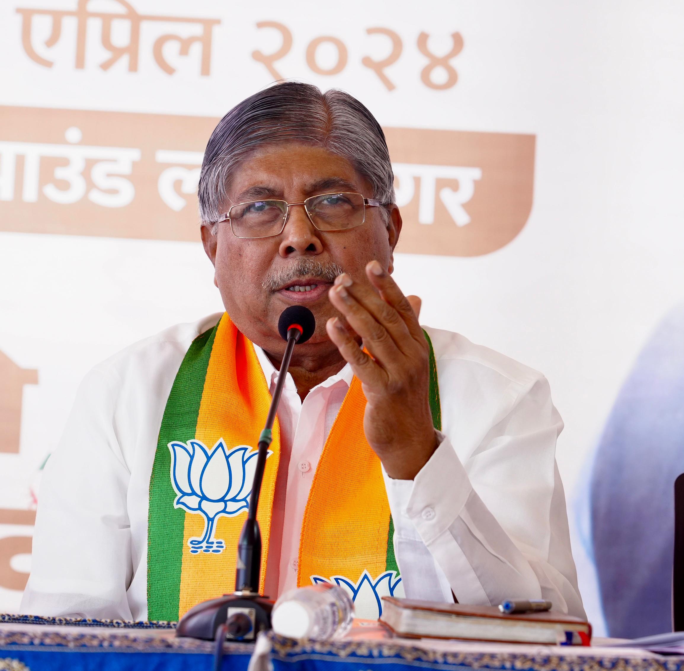 तोंडात साखर, डोक्यावर बर्फ आणि पायाला भिंगरी लावून घरोघरी संपर्काच्या चंद्रकांत पाटील यांच्या पदाधिकाऱ्यांना सूचना