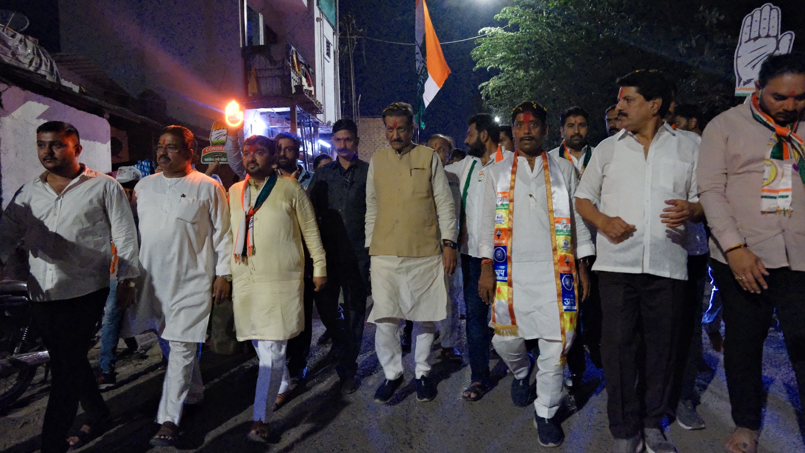 रविंद्र धंगेकरांसाठी माजी मुख्यमंत्री पृथ्वीराज चव्हाण कोथरूडमधील पदयात्रेत सहभागी रविंद्र धंगेकरांसाठी माजी मुख्यमंत्री पृथ्वीराज चव्हाण कोथरूडमधील पदयात्रेत सहभागी