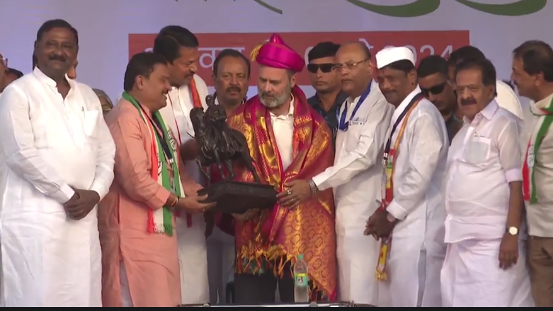 पुण्यातून राहुल गांधींचा मोदींवर जोरदार हल्लाबोल पुण्यातून राहुल गांधींचा मोदींवर जोरदार हल्लाबोल