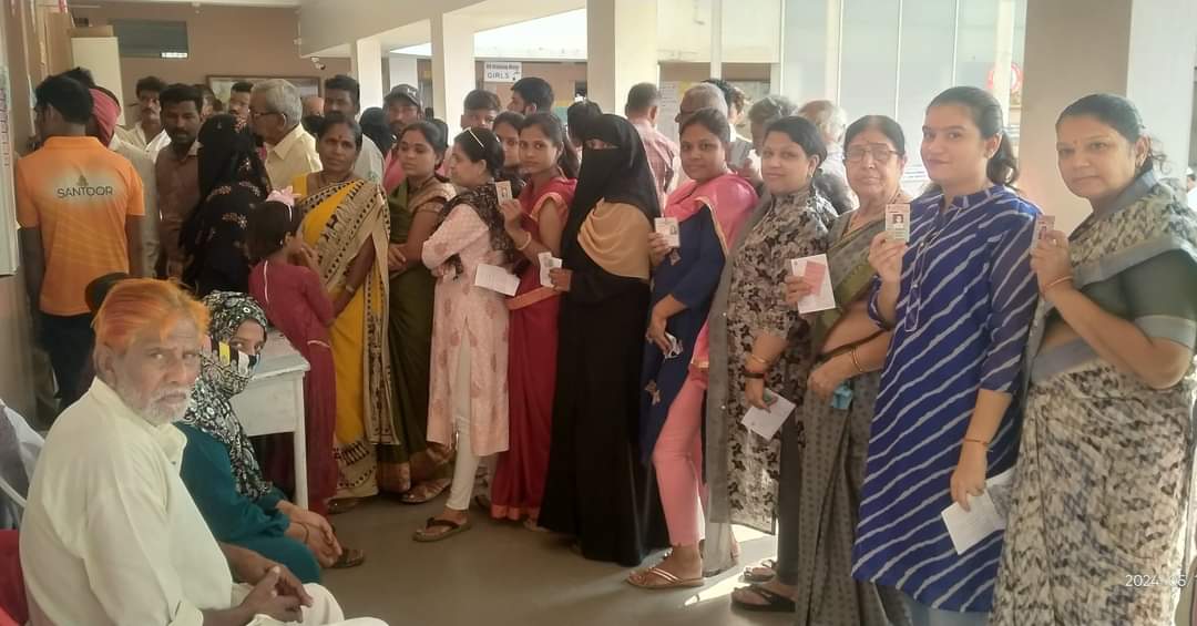 पुण्यात ५१. २५ टक्के मतदान.. मतदार यादीतले नाव उडाल्याने मतदारांमध्ये संताप