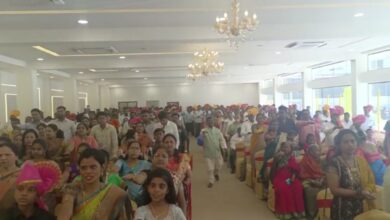 कोथरूडमध्ये अनोख्या पद्धतीने मतदानाबाबत जनजागृती ; विवाह सोहळ्यात उपस्थितांकडूनही घेतली मतदान करण्याची शपथ.