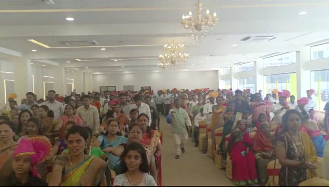 कोथरूडमध्ये अनोख्या पद्धतीने मतदानाबाबत जनजागृती ; विवाह सोहळ्यात उपस्थितांकडूनही घेतली मतदान करण्याची शपथ.
