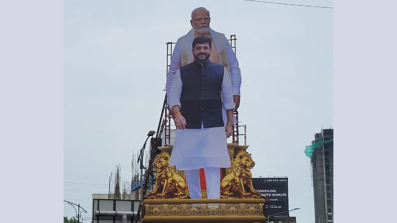 चांदणी चौकात उभारलेला मुरलीधर मोहोळ यांचा भव्य कट आऊट घेतोय सर्वांचे लक्ष वेधून..