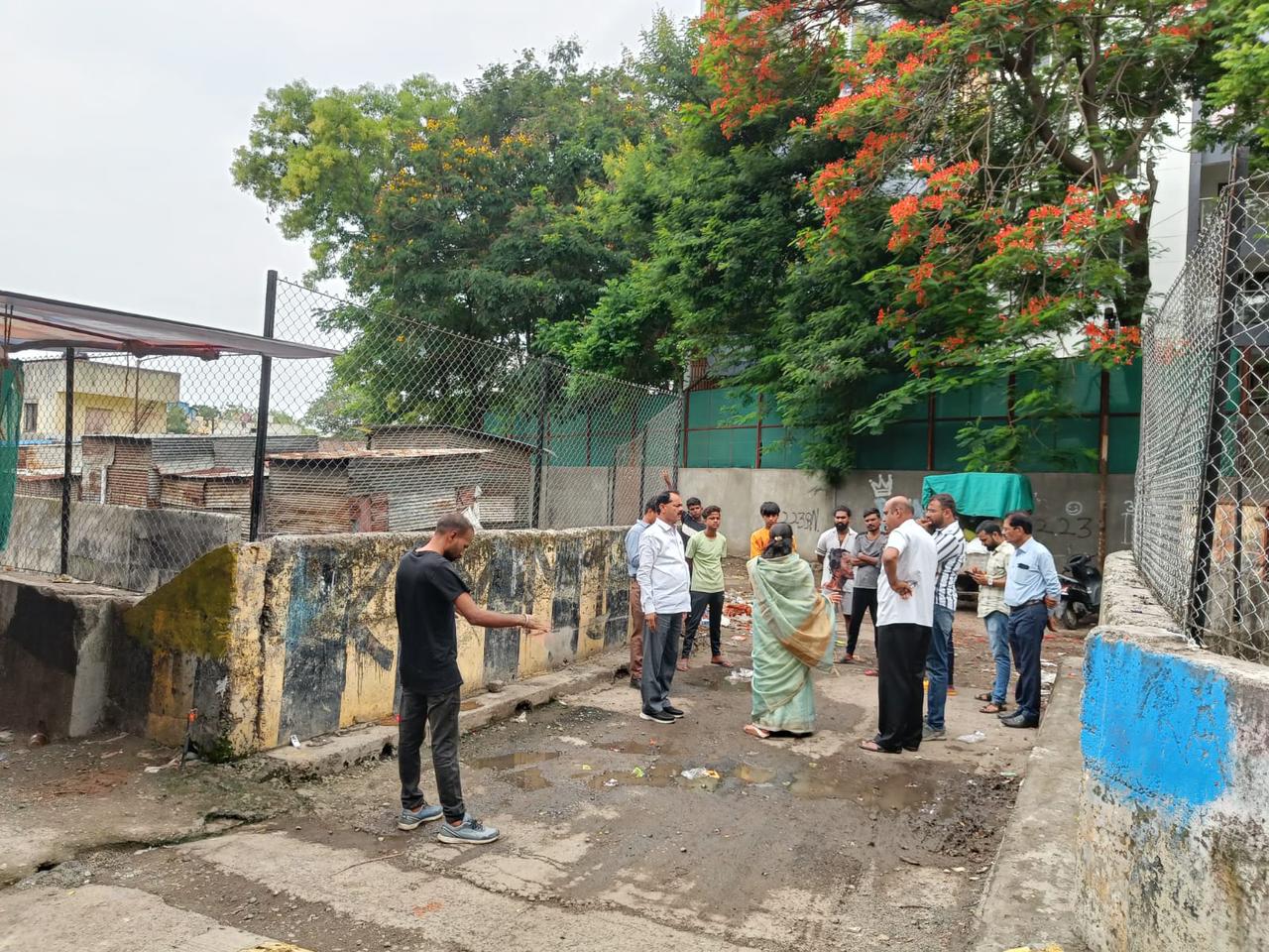 भुसारी कॉलनी, शास्त्रीनगर भागातील नाल्यांची माजी नगरसेवक दिलीप वेडे पाटील, माजी नगरसेविका अल्पना वरपे यांनी पालिका अधिकाऱ्यांसह केली पाहणी