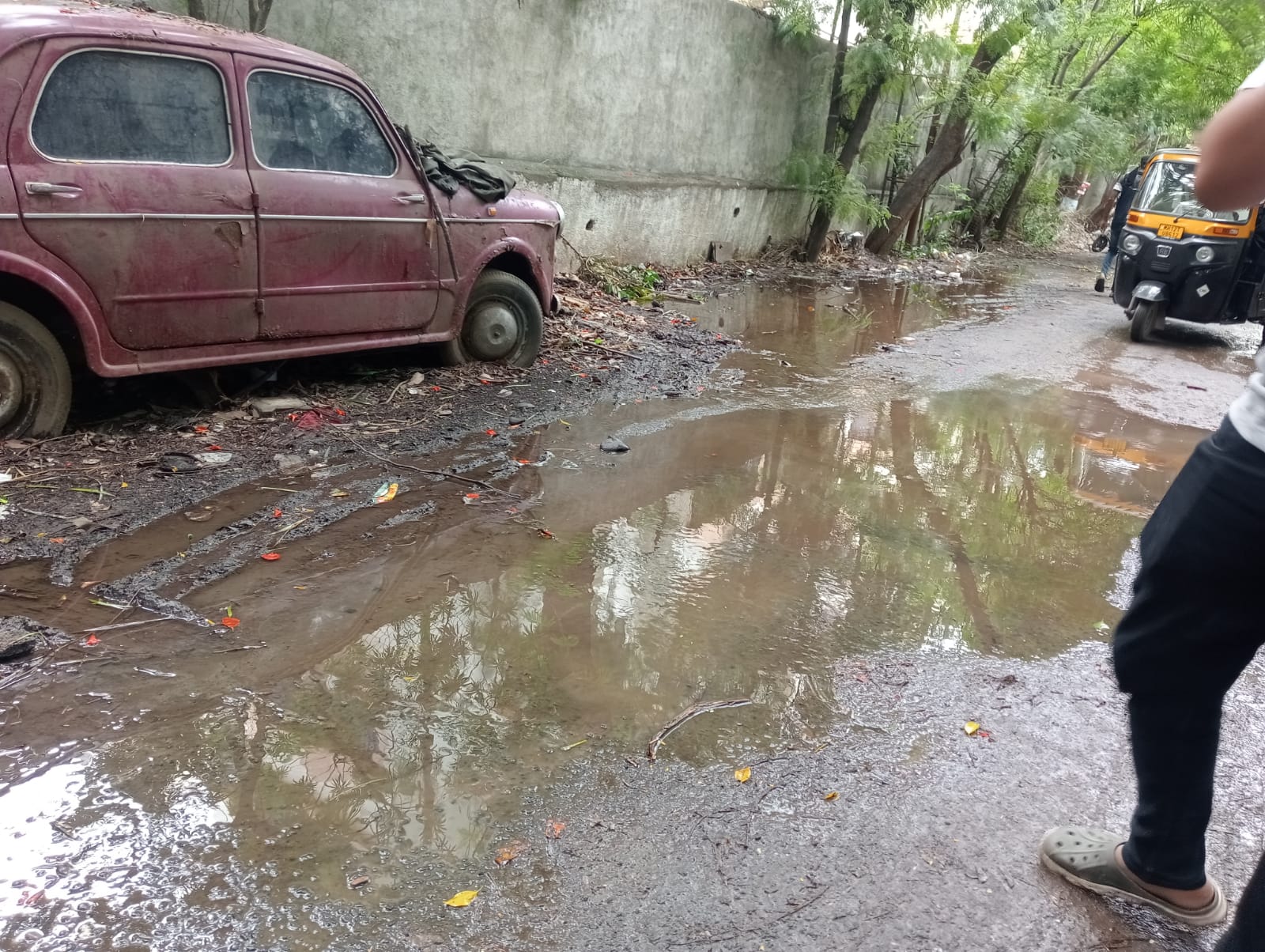 एरंडवण्यातील वकीलनगर सोसायटी परिसरात आठ दिवसांपासून ड्रेनेजचे पाणी, नागरिकांच्या आरोग्याला धोका; महापालिका कधी दखल घेणार?