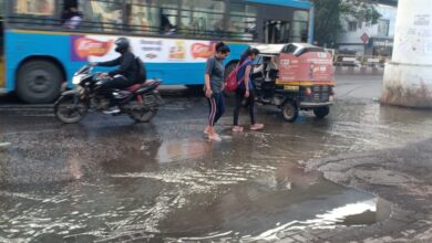 कर्वेनगरमध्ये रस्त्यावरून वाहतोय सांडपाण्याचा ओढा ; पालिकेचा नागरिकांच्या जीवाशी खेळ