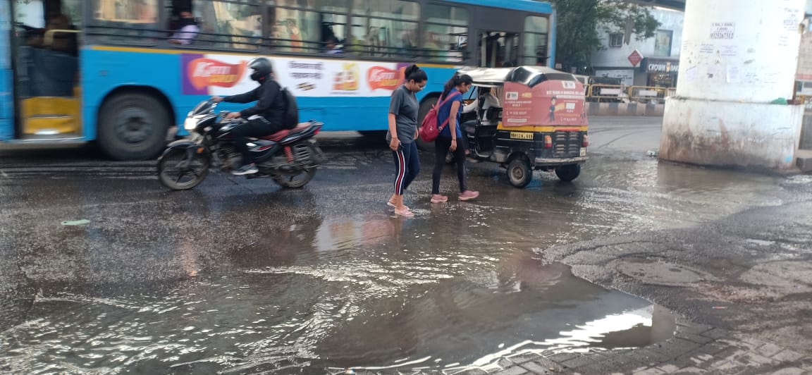 कर्वेनगरमध्ये रस्त्यावरून वाहतोय सांडपाण्याचा ओढा ; पालिकेचा नागरिकांच्या जीवाशी खेळ कर्वेनगरमध्ये रस्त्यावरून वाहतोय सांडपाण्याचा ओढा ; पालिकेचा नागरिकांच्या जीवाशी खेळ