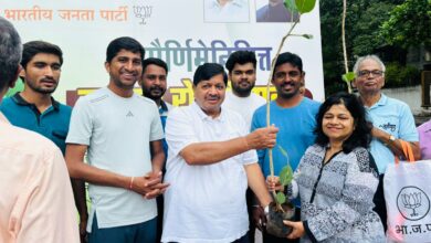 पर्यावरण संवर्धनासाठी वटपौर्णिमेनिमित्त महिलांना वडाच्या झाडाच्या रोपांचे वाटप ; भाजप युवा मोर्चा कोथरूडचा उपक्रम