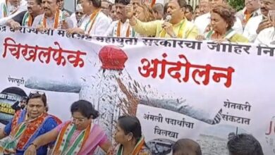 भाजप सरकार विरोधात पुणे शहर काँग्रेसचे ‘चिखल फेको’ आंदोलन.