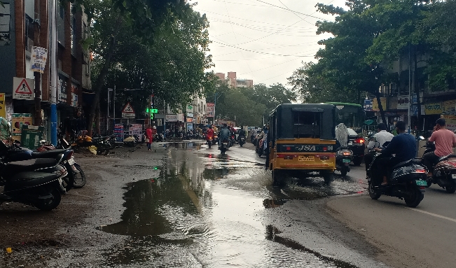 वारजे गणपती माथा ते माळवाडी चौक दरम्यान रस्त्यावर वाहतय सांडपाणी : बाबा धुमाळ यांच्याकडून आंदोलनाचा इशारा..