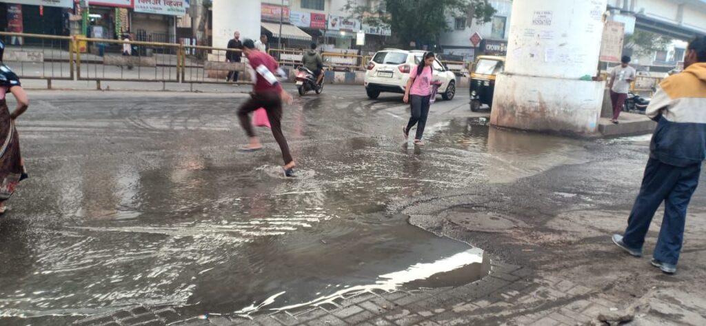 कर्वेनगरमध्ये रस्त्यावरून वाहतोय सांडपाण्याचा ओढा ; पालिकेचा नागरिकांच्या जीवाशी खेळ Img 20240621 wa00086593409339217754012