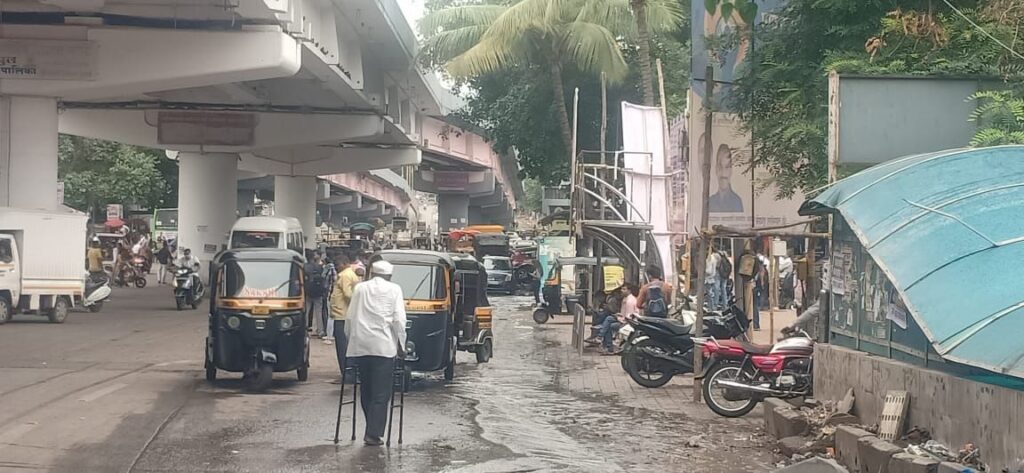 कर्वेनगरमध्ये रस्त्यावरून वाहतोय सांडपाण्याचा ओढा ; पालिकेचा नागरिकांच्या जीवाशी खेळ Img 20240621 wa00108878840513446217515