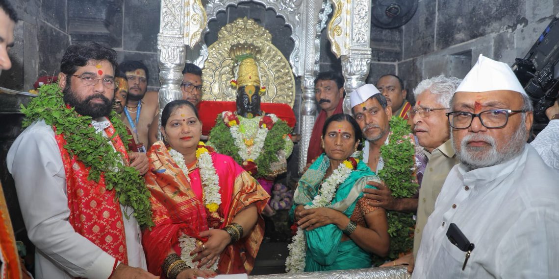 बा विठ्ठला… बळीराजाला सुखी ठेव, कष्टकऱ्यांच्या व सामान्यांच्या जीवनात समृद्धी येऊ दे… मुख्यमंत्र्यांचे श्री विठ्ठल चरणी साकडे