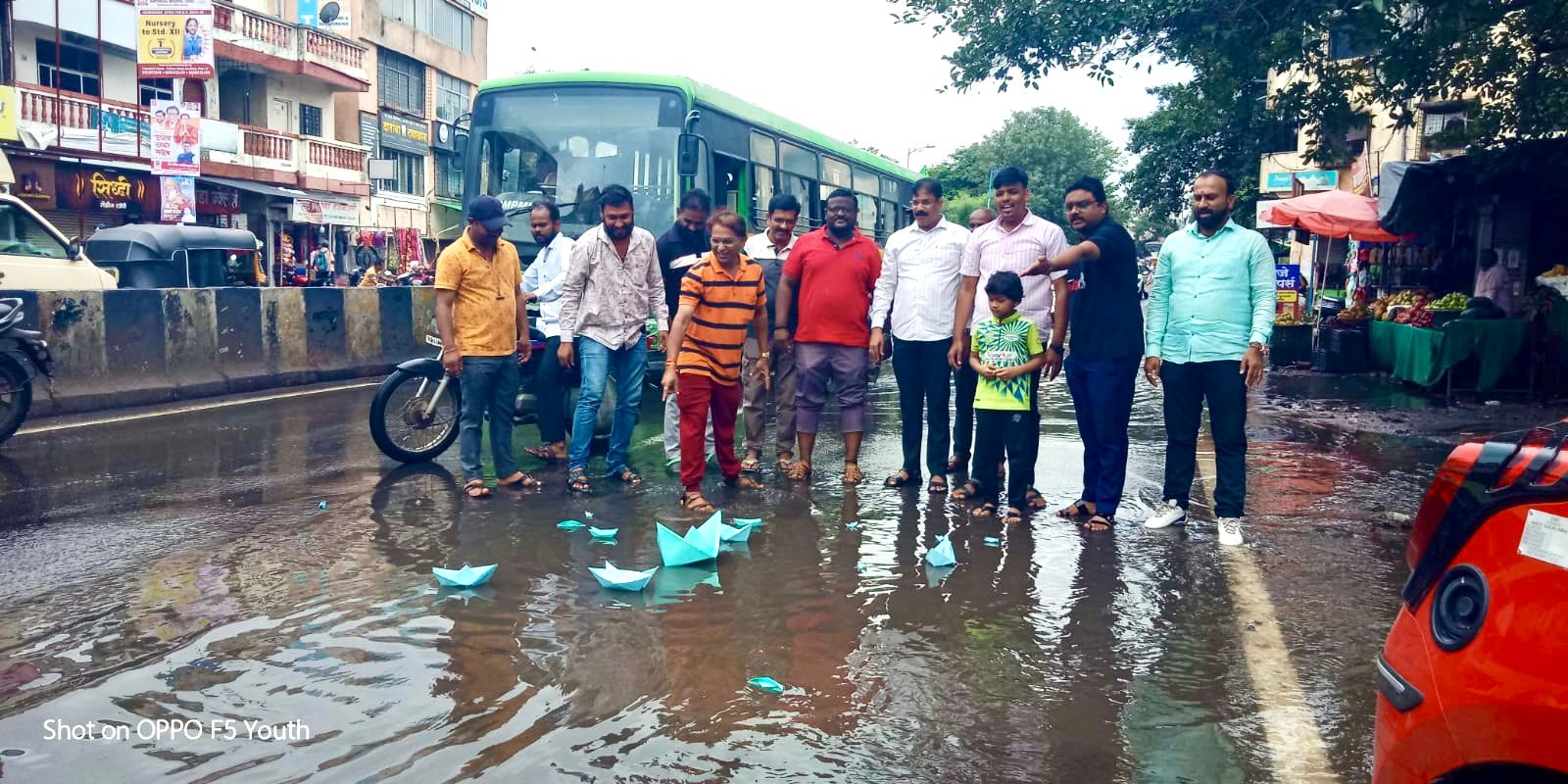 वारजेचा विकास उघडा नागडा…एनडीए रस्त्यावर वाहणाऱ्या ड्रेनेजच्या पाण्यामध्ये कागदी बोटी सोडुन पालिका प्रशासनाचा निषेध..