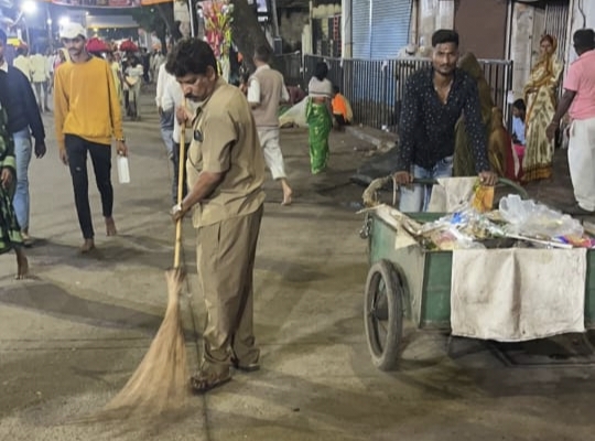 पुणे महापालिकेच्या आरोग्य विभागाने पालखी मुक्काम परिसरातील ७३ टन कचरा हटविला.