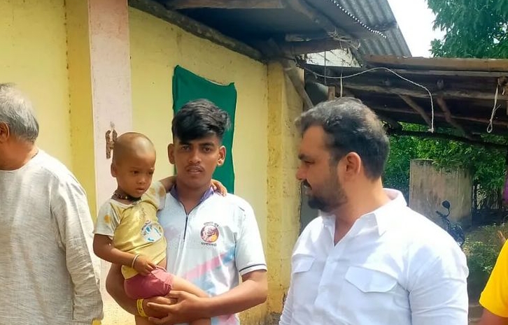 आई वडिलांचे छत्र हरपलेल्या अडीच वर्षाच्या आर्यनचं किरण दगडे पाटील यांनी स्वीकारलं शैक्षणिक पालकत्व..