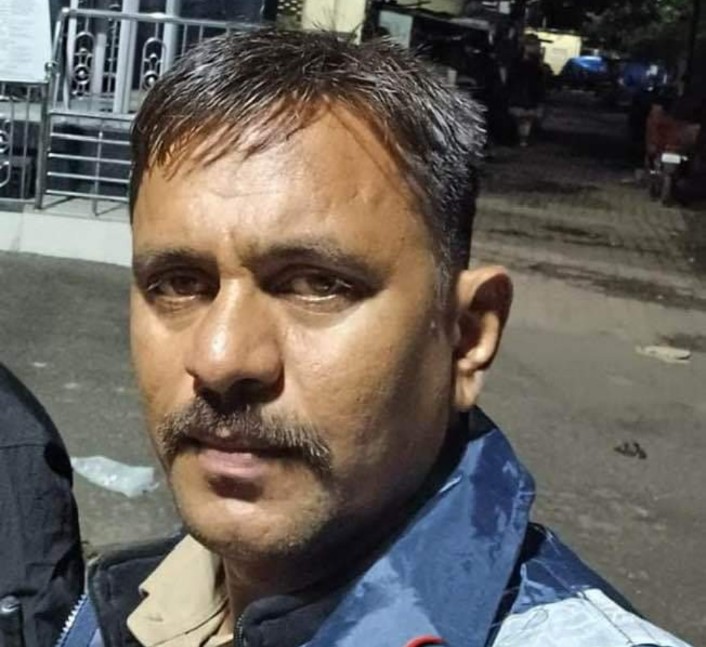 पुणे हिट अँड रन मध्ये जीव गमावलेले पोलीस कर्मचारी समाधान कोळी यांच्या कुटुंबीयांना राष्ट्रवादी काँग्रेसचे शहराध्यक्ष दीपक मानकर यांचेकडून एक लाख रुपयांची मदत