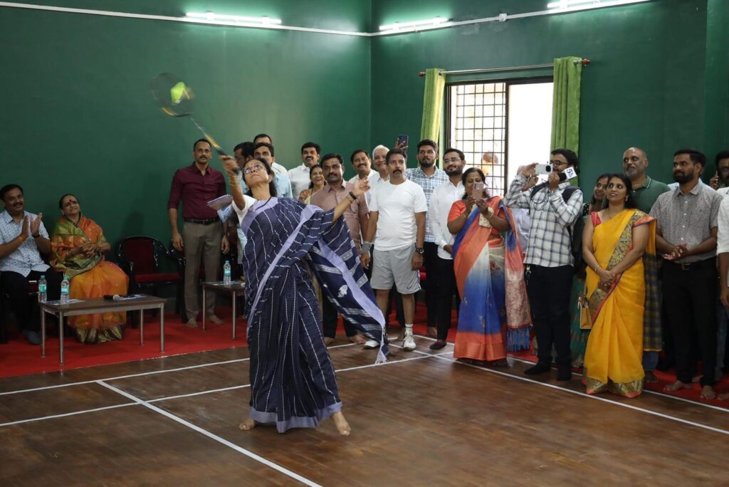 कर्वेनगरमध्ये नूतनीकरण केलेल्या बॅडमिंटन कोर्टचे सुप्रिया सुळे यांच्या हस्ते लोकार्पण.. Img 20240704 wa00197214713478264652196