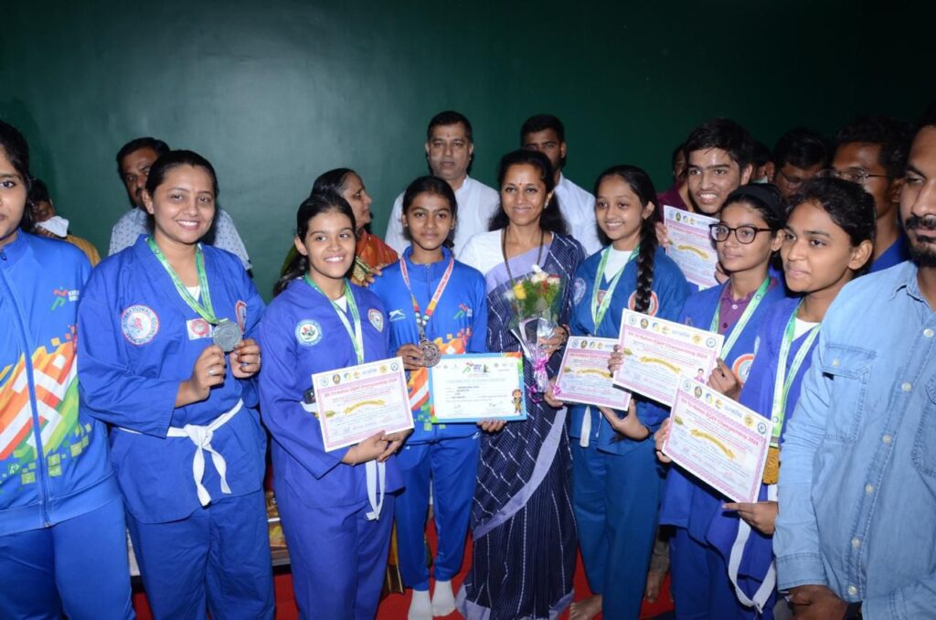 कर्वेनगरमध्ये नूतनीकरण केलेल्या बॅडमिंटन कोर्टचे सुप्रिया सुळे यांच्या हस्ते लोकार्पण.. Img 20240704 wa00217122208778765742602