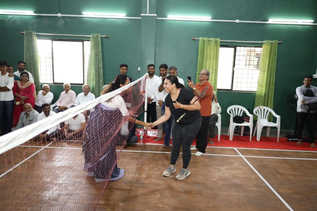 कर्वेनगरमध्ये नूतनीकरण केलेल्या बॅडमिंटन कोर्टचे सुप्रिया सुळे यांच्या हस्ते लोकार्पण.. Img 20240704 wa00279159827107159856423 1