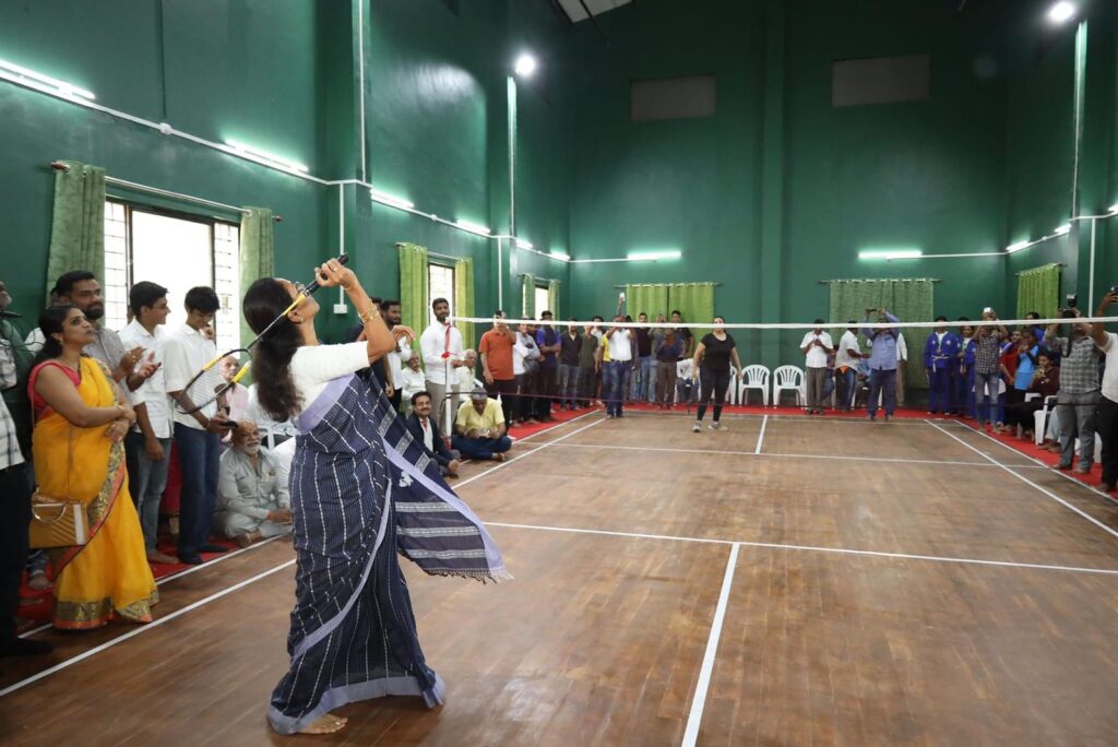 कर्वेनगरमध्ये नूतनीकरण केलेल्या बॅडमिंटन कोर्टचे सुप्रिया सुळे यांच्या हस्ते लोकार्पण.. Img 20240704 wa00312805933251965981624