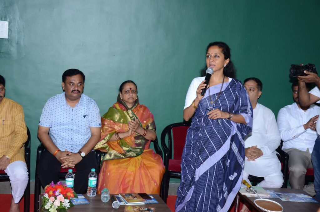 कर्वेनगरमध्ये नूतनीकरण केलेल्या बॅडमिंटन कोर्टचे सुप्रिया सुळे यांच्या हस्ते लोकार्पण.. Img 20240704 wa00323085838517061113676