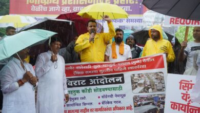 वाहतूक समस्या, रस्ते दुरुस्ती व इतर मागण्यांसाठी अमोल बालवडकर यांचे भर पावसात जोरदार आंदोलन, निवेदन जाळून केला निष्क्रिय प्रशासनाचा जाहीर निषेध