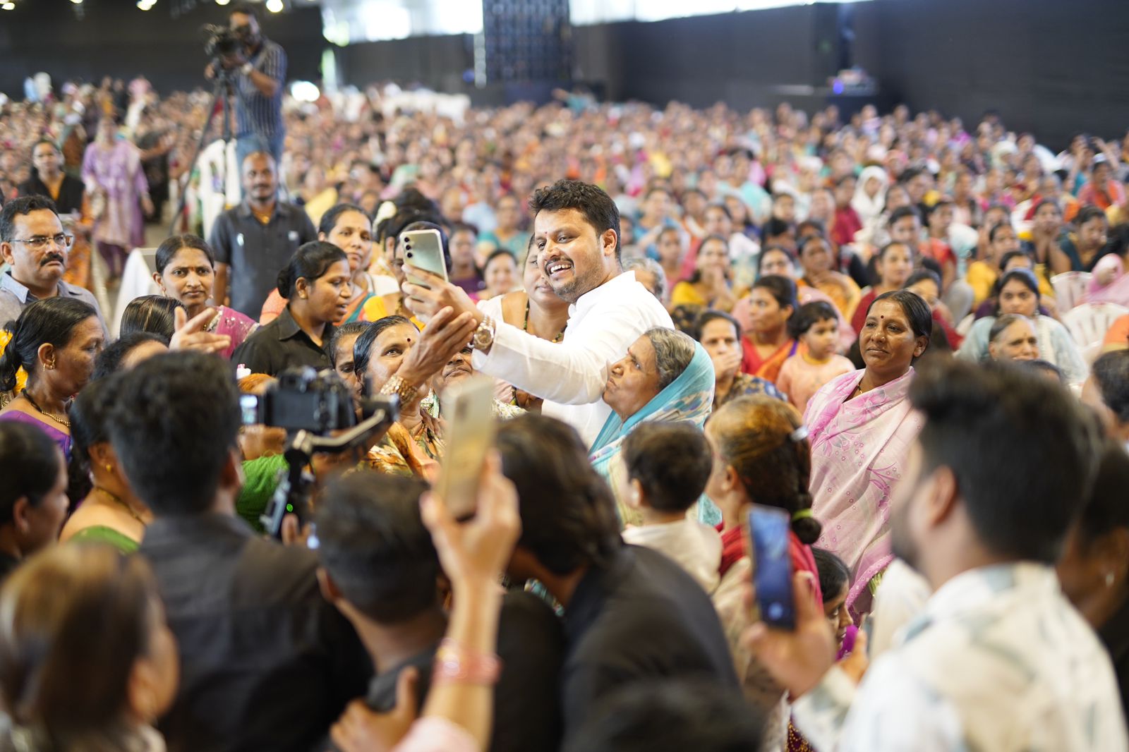 अमोल बालवडकर फाउंडेशन आयोजित ‘खेळ रंगला पैठणीचा’ महिलांचा मेळावा जल्लोषात, अडीच हजार महिलांचा सहभाग