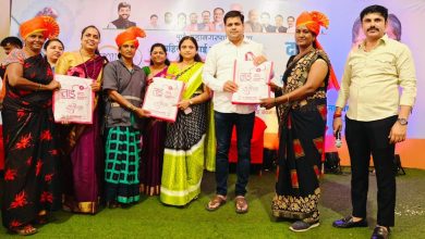 भाजपाचे बाणेर मध्ये अनोखे रक्षाबंधन मंत्री चंद्रकांत पाटील यांच्या माध्यमातून महिला सफाई कर्मचाऱ्यांना अनोखी भेट