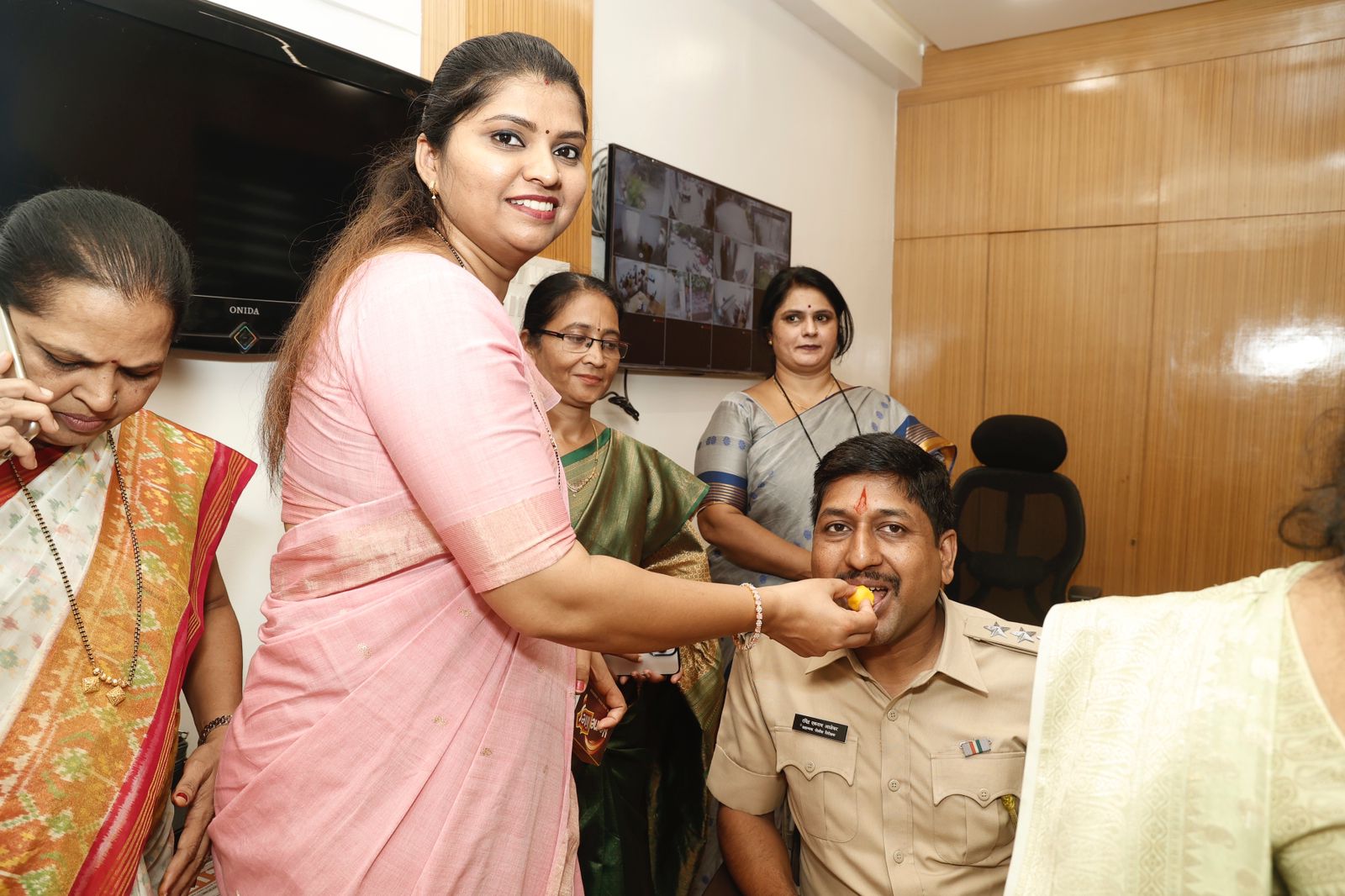 राष्ट्रवादी काँग्रेस शरद पवार गट यांच्या वतीने कोथरूड पोलीस स्टेशनमध्ये रक्षाबंधन कार्यक्रम साजरा