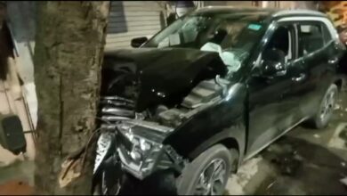 कर्वेनगरमध्ये भीषण अपघात ;  भरधाव कार धडकली झाडावर…