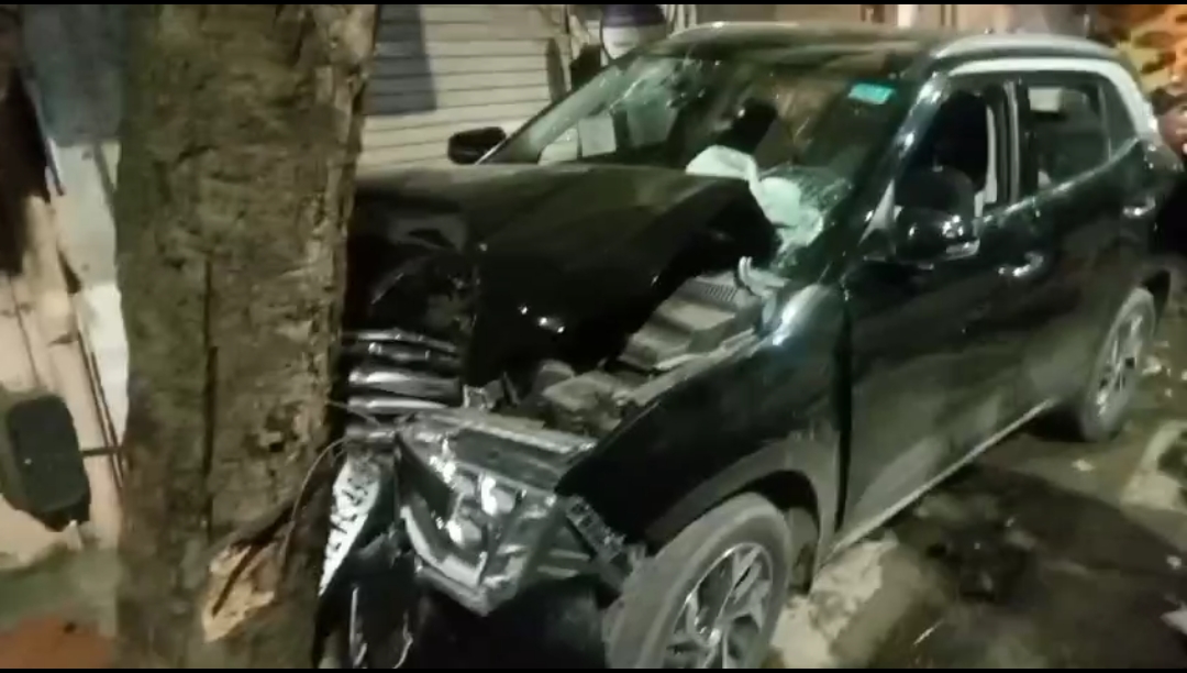 कर्वेनगरमध्ये भीषण अपघात ; भरधाव कार धडकली झाडावर… कर्वेनगरमध्ये भीषण अपघात ; भरधाव कार धडकली झाडावर…