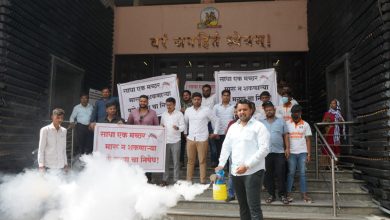 चक्क धुरीकरण मशीन घेऊन अमोल बालवडकर पुणे महापालिकेत, ‘झोपेचे सोंग’ घेणाऱ्या प्रशासनाला केले जागे…