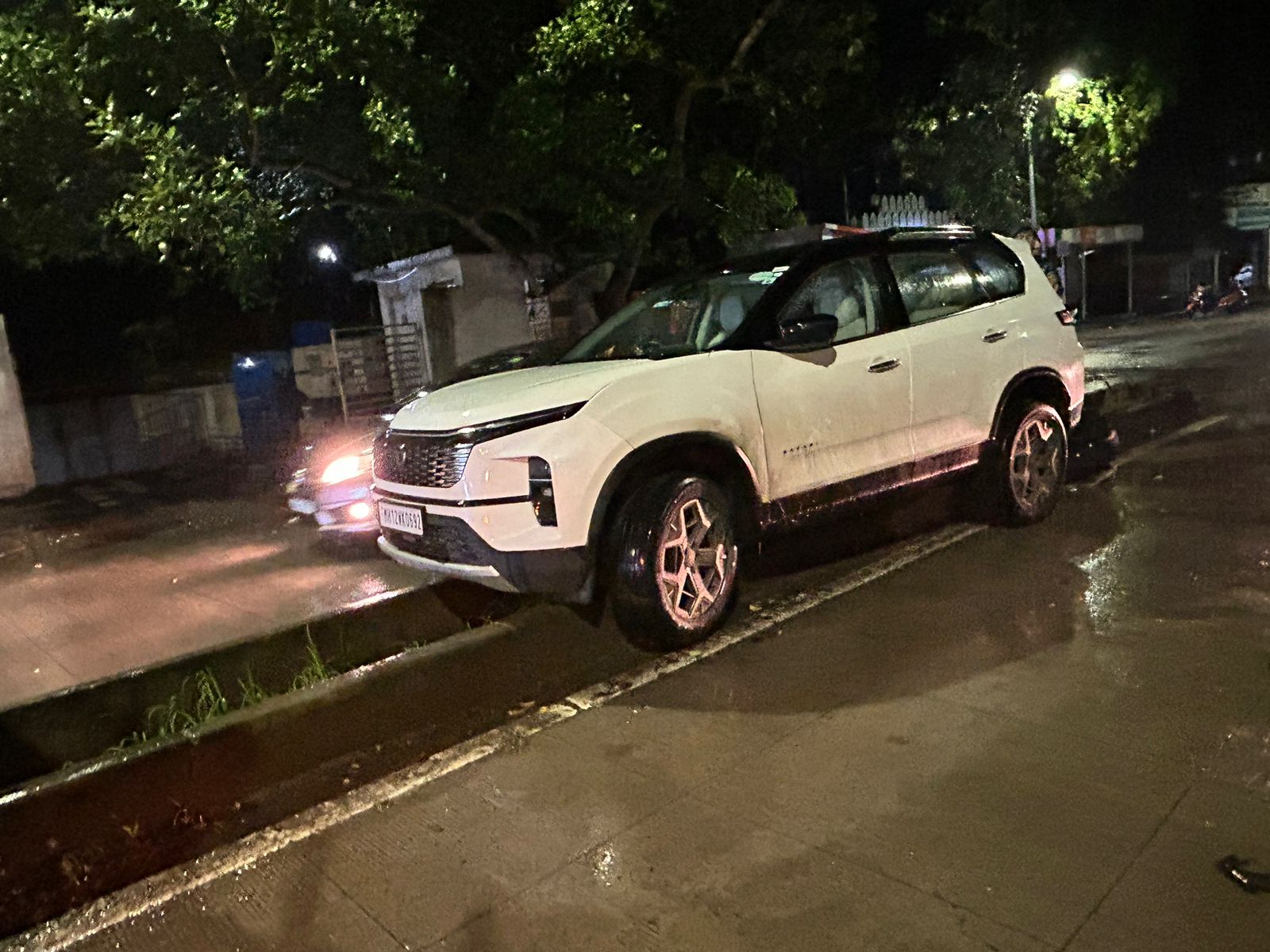 गुजरात कॉलनी ते मोकाटे जलतरण तलाव रस्त्यावर सदोष रस्ता दुभाजकामुळे अपघातांची मालिका, तातडीने दुरुस्तीची गिरीश गुरनानी यांची मागणी 