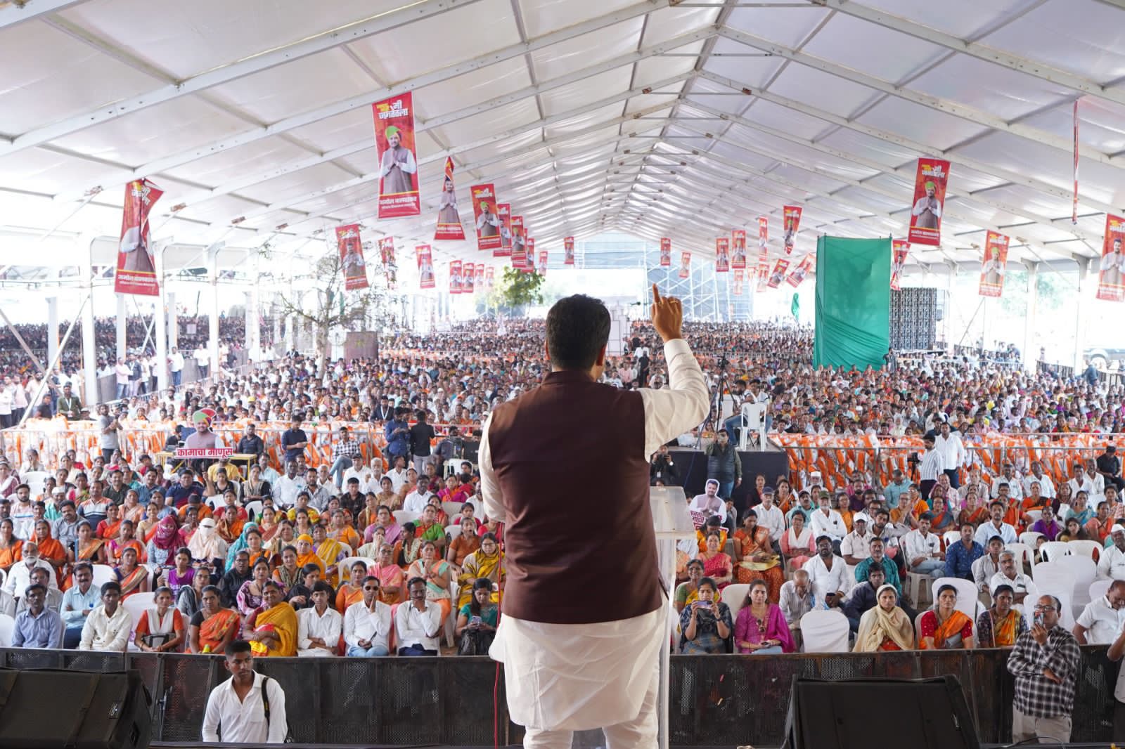कोथरूडमध्ये अमोल बालवडकर यांचे जोरदार शक्तिप्रदर्शन;जाहीर मेळाव्यातून चंद्रकांत पाटील यांच्याविरुद्ध बालवडकर यांनी दंड थोपटले कोथरूडमध्ये अमोल बालवडकर यांचे जोरदार शक्तिप्रदर्शन;जाहीर मेळाव्यातून चंद्रकांत पाटील यांच्याविरुद्ध बालवडकर यांनी दंड थोपटले