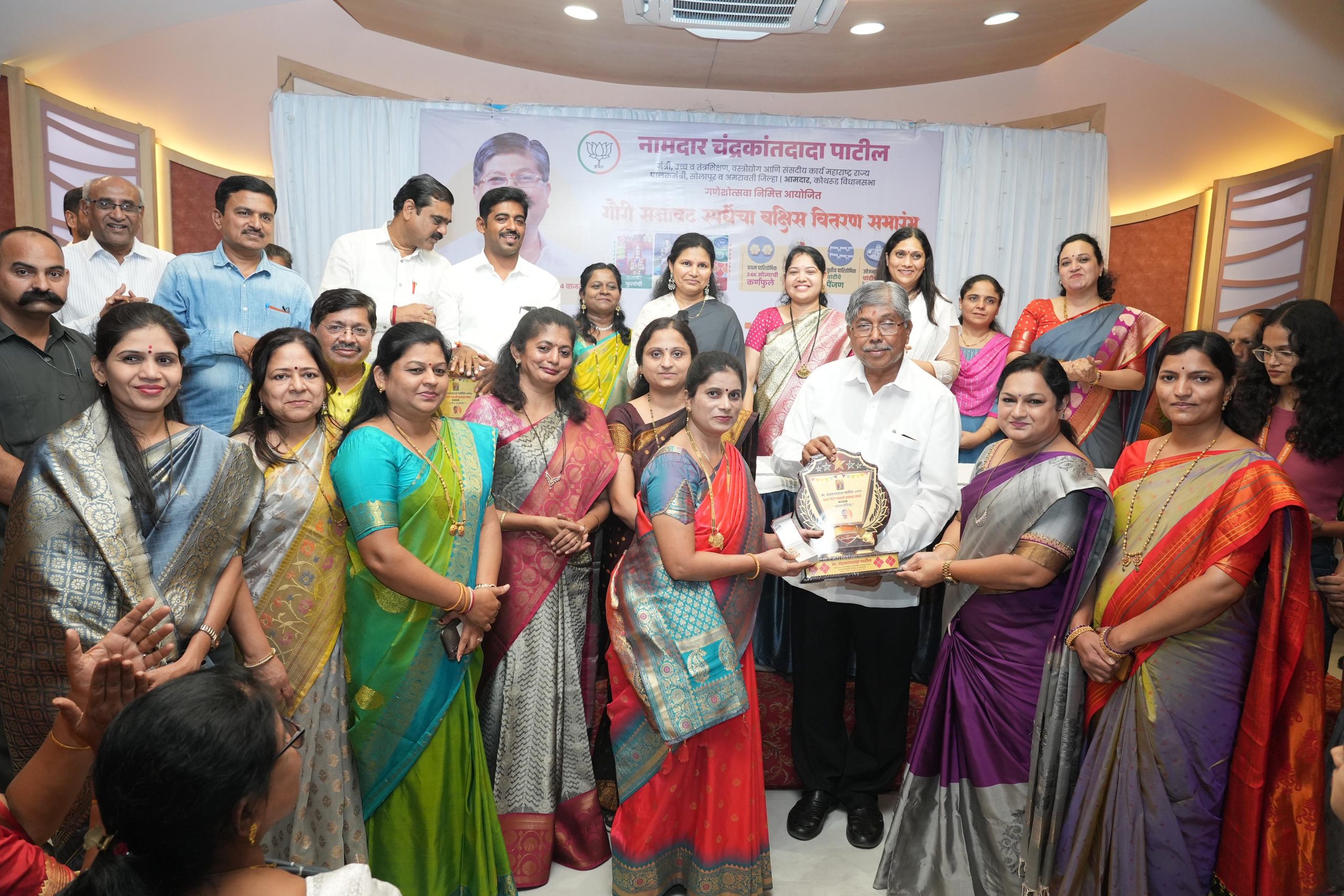 गौरी सजावट स्पर्धेचा अभूतपूर्व प्रतिसाद आनंददायी ; चंद्रकांत पाटील गौरी सजावट स्पर्धेचा अभूतपूर्व प्रतिसाद आनंददायी ; चंद्रकांत पाटील