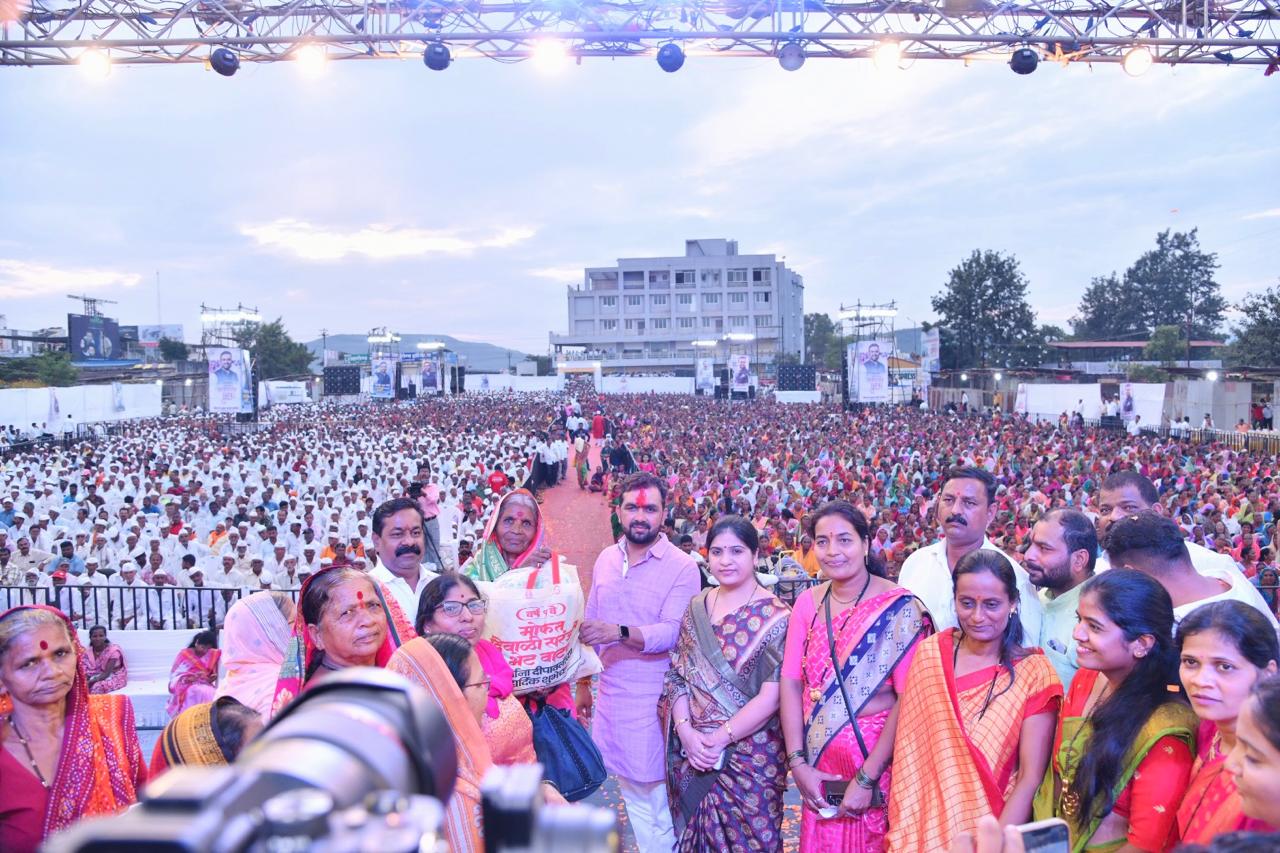 ज्या भूमीत आपण जन्मलो त्या मातीच देणं लागतो याच भावनेतून दिवाळी फराळ साहित्य वाटपाचा उपक्रम.. किरण दगडे पाटील