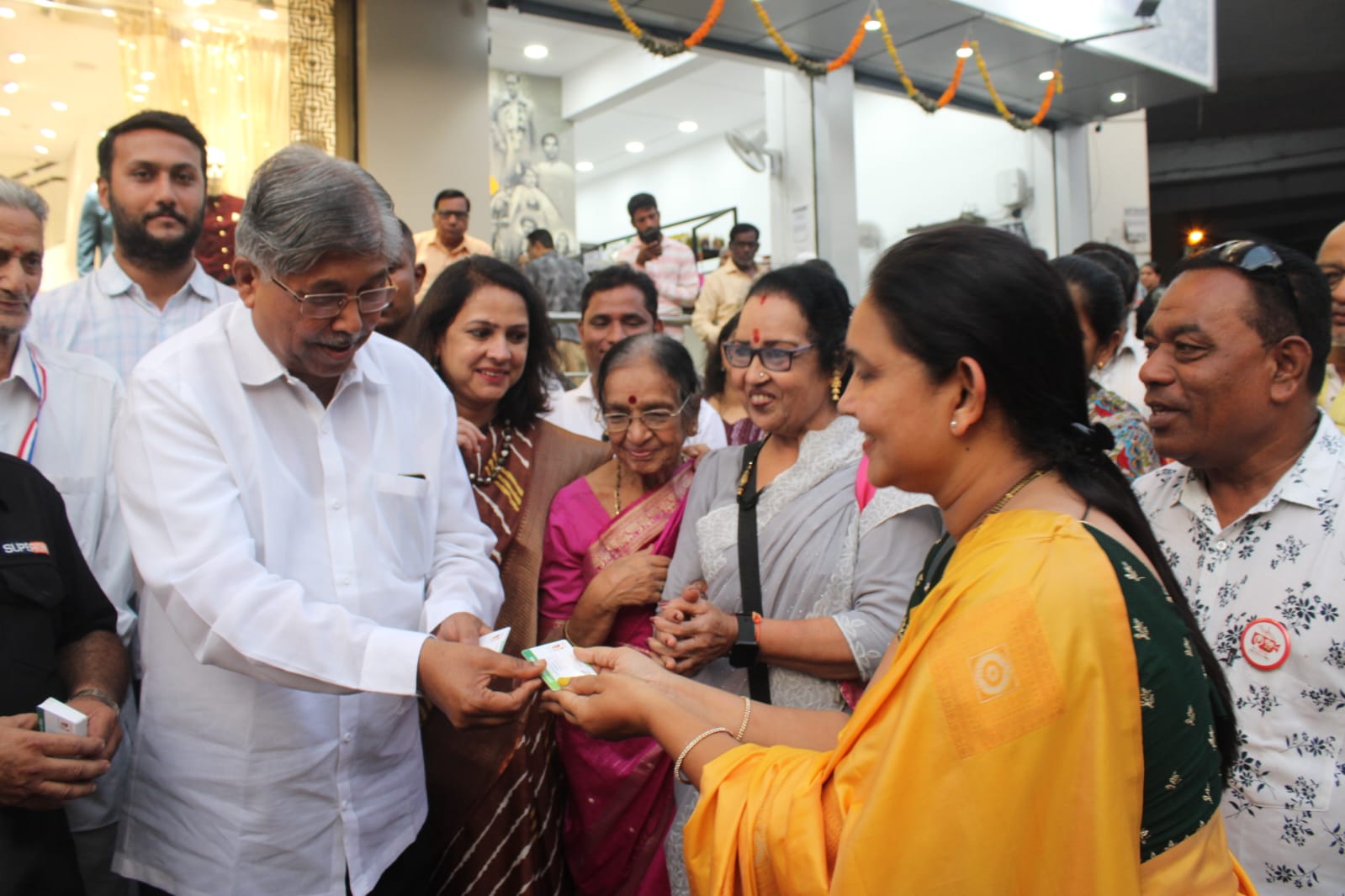 समुत्कर्षची कोथरुड मधील रंगकर्मींना दिवाळी भेट!