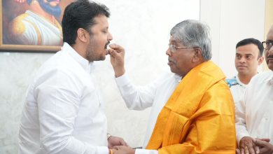 अमोल बालवडकर यांची अखेर माघार, देवेंद्र फडणवीस यांनी काढली बालवडकर यांची समजूत; चंद्रकांत पाटील यांनी पेढा भरवत निर्णयाचे केले स्वागत