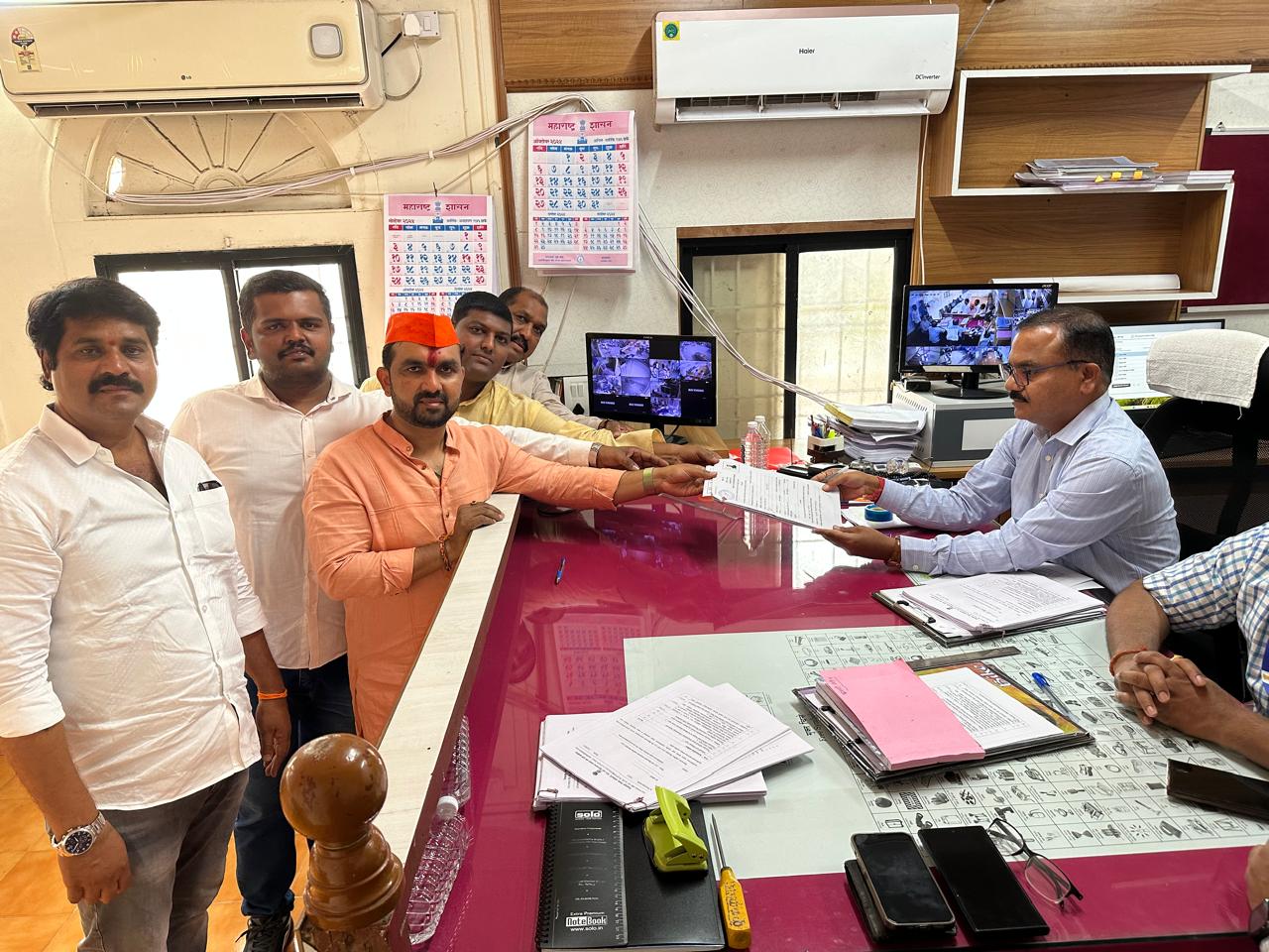 किरण दगडे पाटील यांनी शक्ती प्रदर्शन करत भोर मतदार संघातून भरला अपक्ष उमेदवारी अर्ज किरण दगडे पाटील यांनी शक्ती प्रदर्शन करत भोर मतदार संघातून भरला अपक्ष उमेदवारी अर्ज