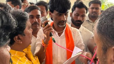 कोथरूड मतदार संघातील अपक्ष उमेदवार विजय डाकले मनोज जरांगे पाटील यांच्या भेटीला.. काय झाली चर्चा?