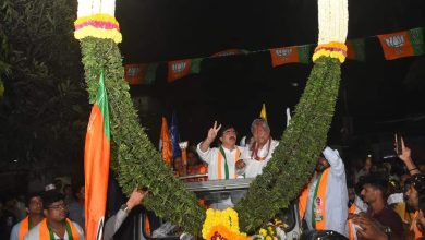 कोथरूडमध्ये महायुतीचे उमेदवार चंद्रकांत पाटील यांच्या रोड शोला मोठा प्रतिसाद;सोसायटीचे ज्येष्ठ नागरीक आणि गणेशोत्सव मंडळांकडून जोरदार स्वागत