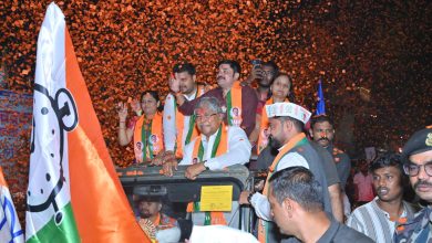 चंद्रकांत पाटील यांच्या बाईक रॅलीला बाणेरकरांचा अभूतपूर्व प्रतिसाद; फटाक्यांच्या आतिषबाजी आणि पुष्पवृष्टीने जागोजागी उत्साहात स्वागत