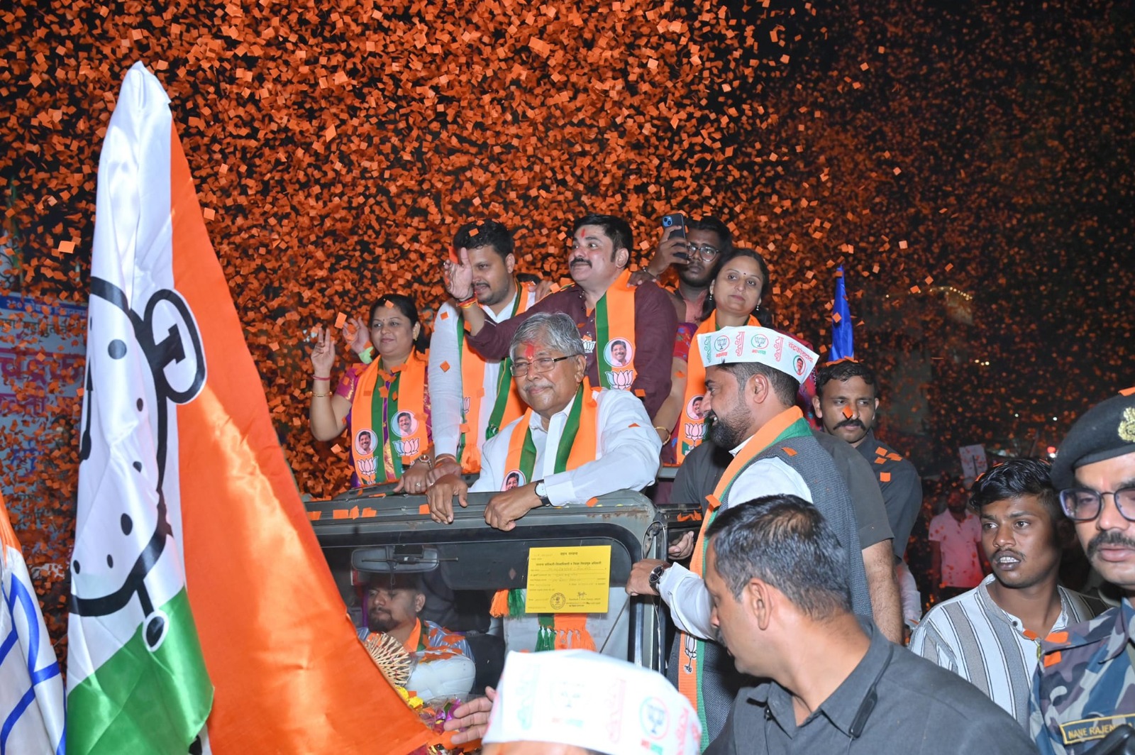 चंद्रकांत पाटील यांच्या बाईक रॅलीला बाणेरकरांचा अभूतपूर्व प्रतिसाद; फटाक्यांच्या आतिषबाजी आणि पुष्पवृष्टीने जागोजागी उत्साहात स्वागत