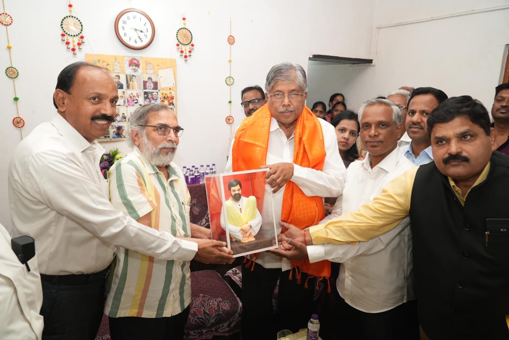 पानशेत पूरग्रस्तांच्या समस्या सोडविल्याबद्दल मंगेश खराटे यांनी मानले चंद्रकांत पाटील यांचे आभार..