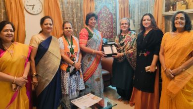 चंद्रकांत पाटील यांच्या पत्नी प्रचारात सहभागी;कोथरूड मधील मतदारांच्या घरोघरी भेटी घेऊन मतदानाचे आवाहन